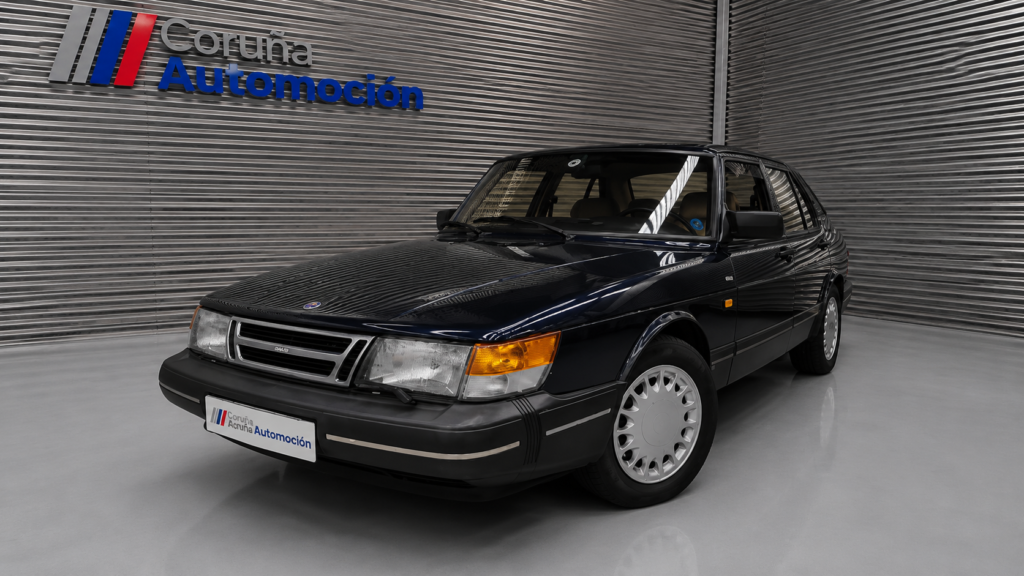 SAAB 900